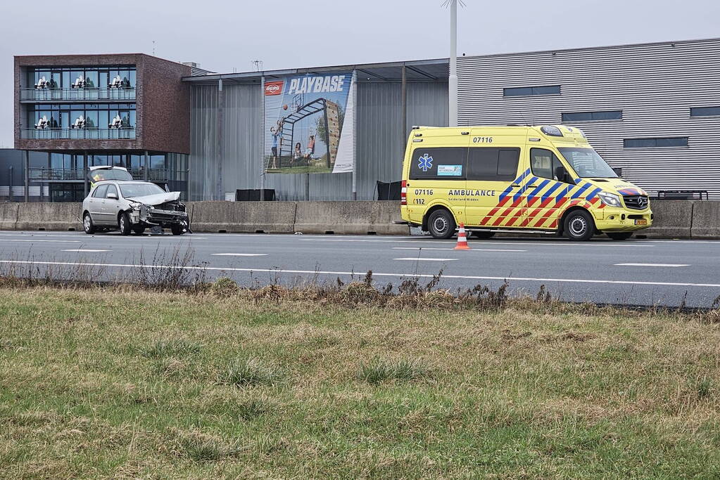 Automobilist botst op middengeleider van snelweg
