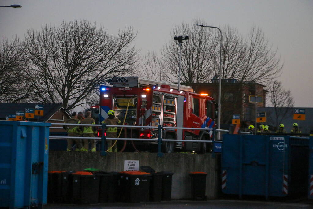 Brandweer ingezet voor brandende container in milieustraat