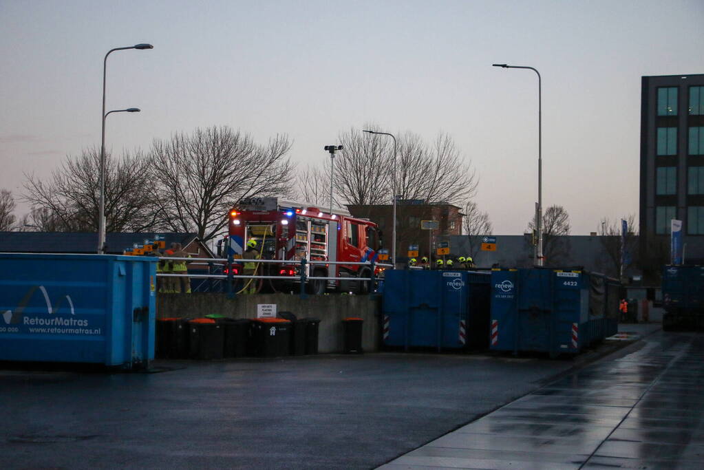 Brandweer ingezet voor brandende container in milieustraat