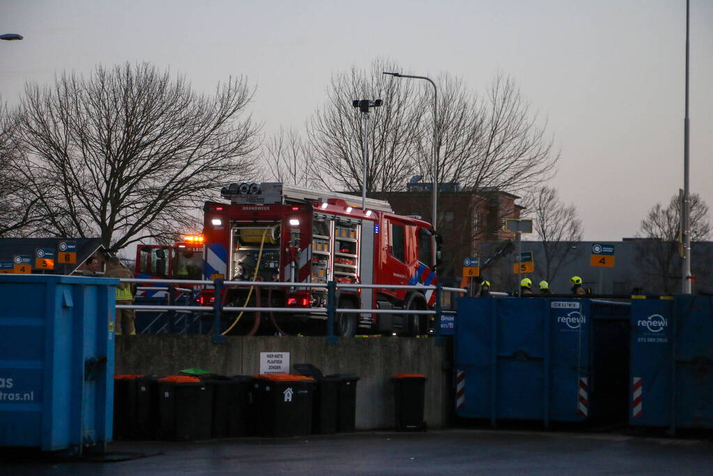 Brandweer ingezet voor brandende container in milieustraat