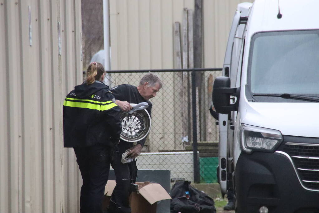 Politie neemt benodigdheden voor een wietplantage in beslag
