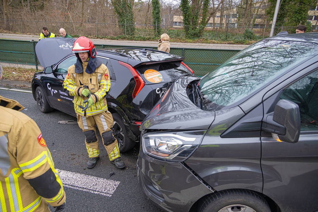 Passagier van taxi gewond bij botsing