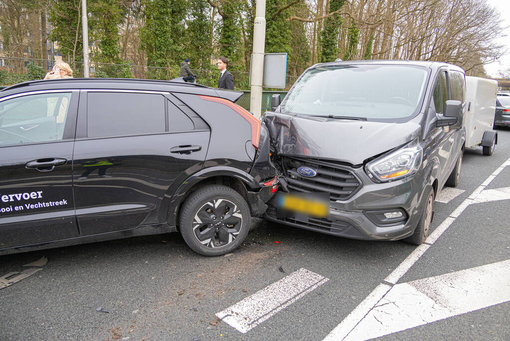 Passagier van taxi gewond bij botsing