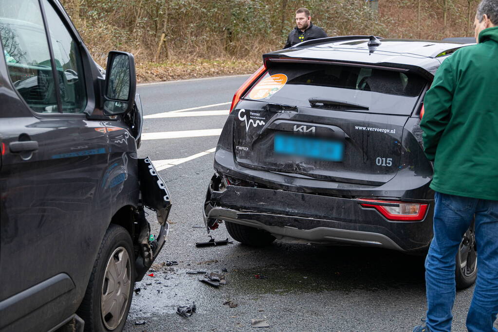 Passagier van taxi gewond bij botsing