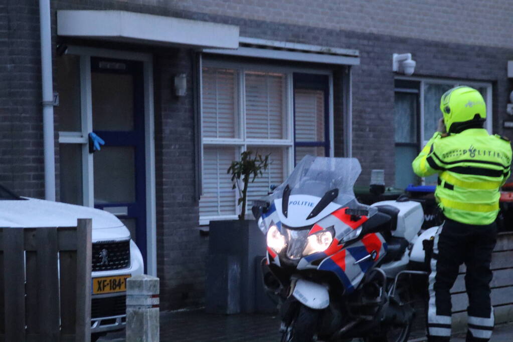 Politie doorzoekt woning persoon aangehouden