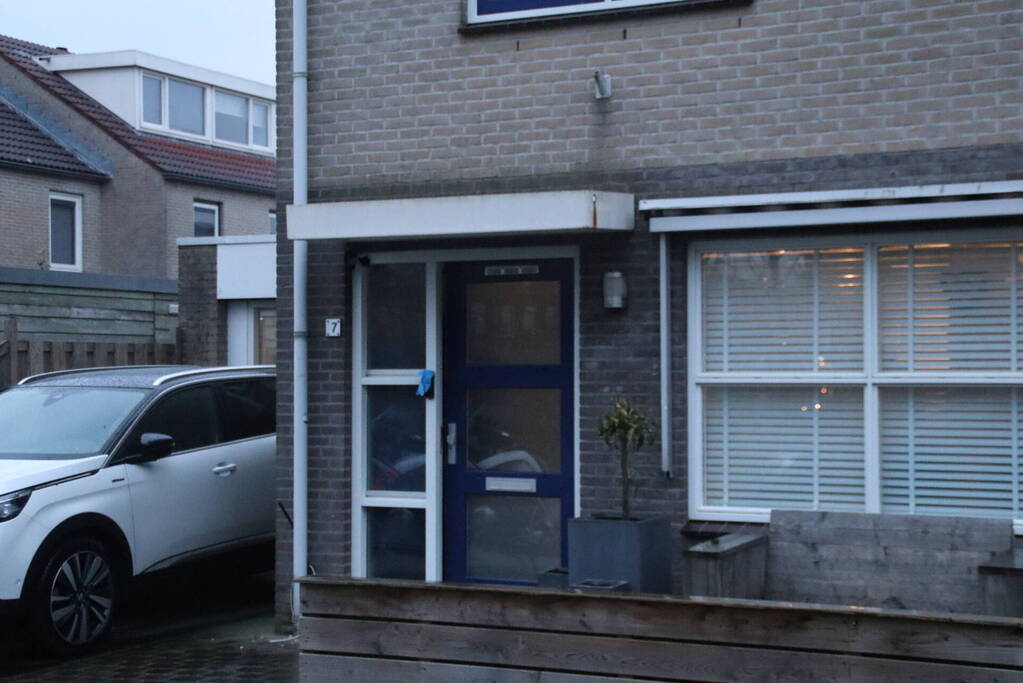Politie doorzoekt woning persoon aangehouden