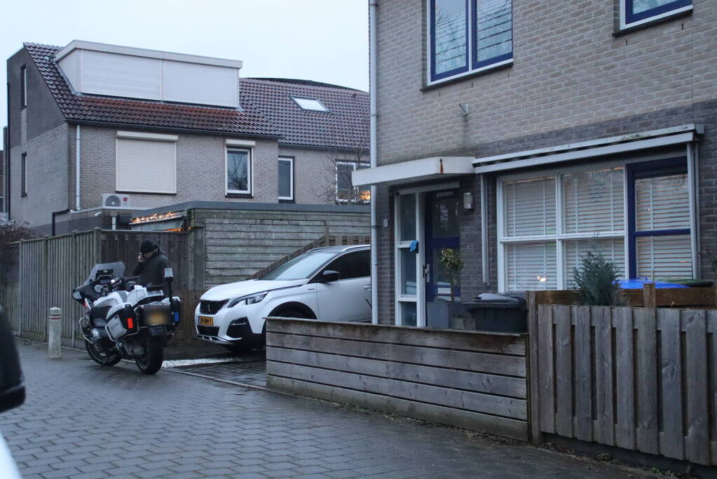Politie doorzoekt woning persoon aangehouden