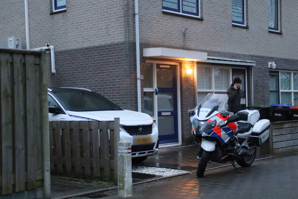 Politie doorzoekt woning persoon aangehouden