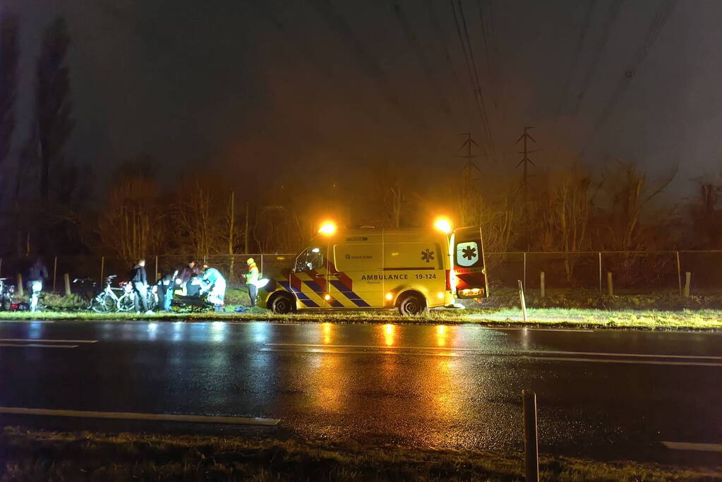 Persoon met scootmobiel in de sloot