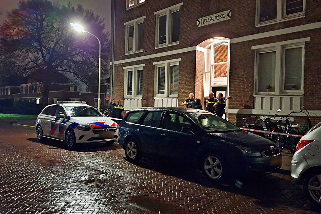 Dode en zwaargewonde aangetroffen in woning