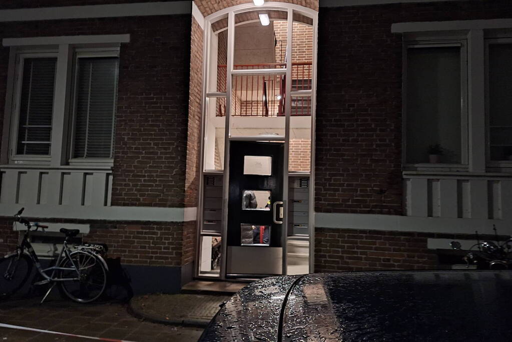 Dode en zwaargewonde aangetroffen in woning