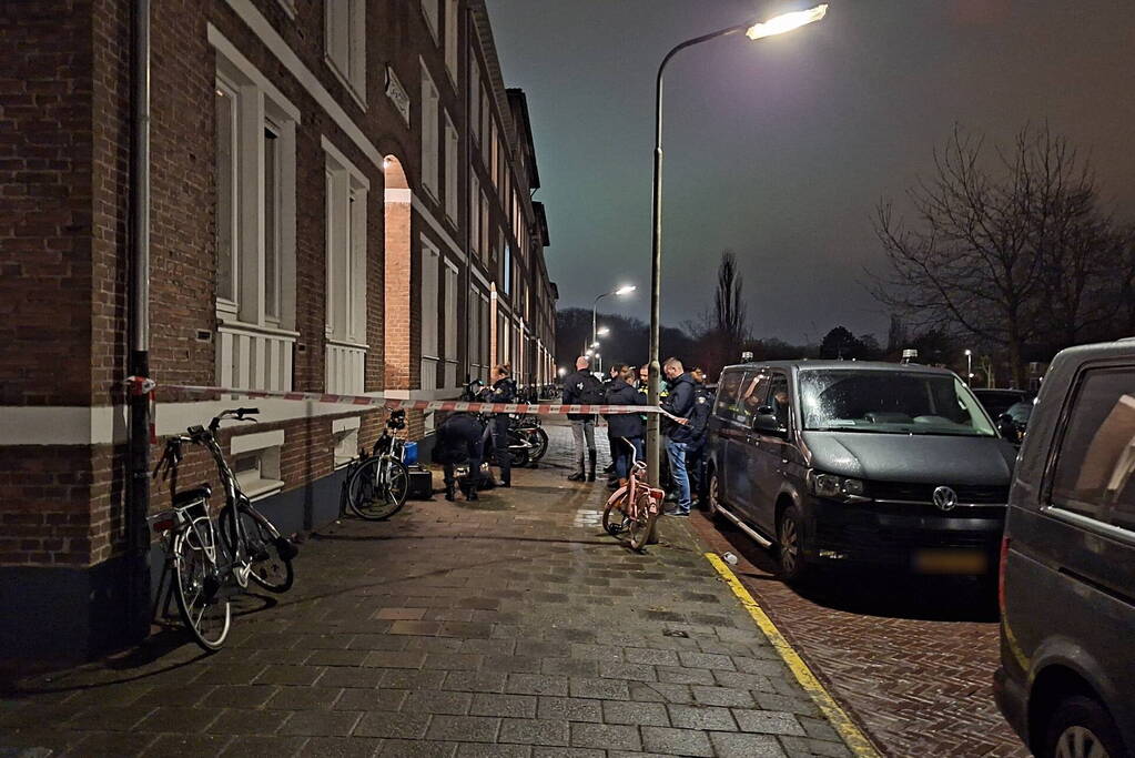Dode en zwaargewonde aangetroffen in woning