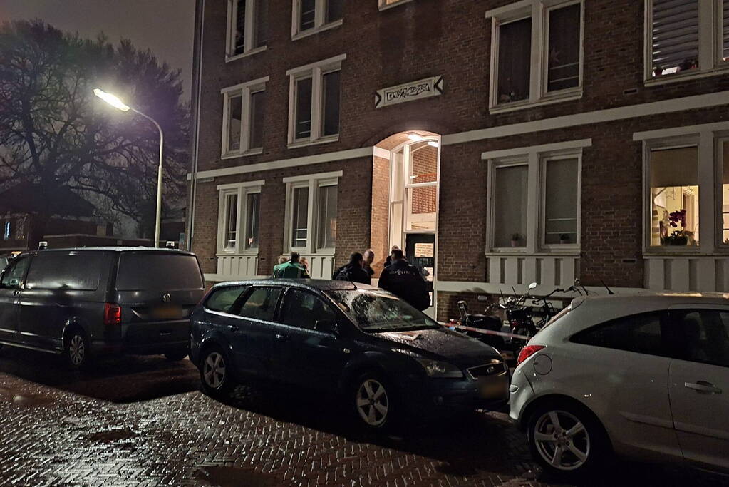 Dode en zwaargewonde aangetroffen in woning