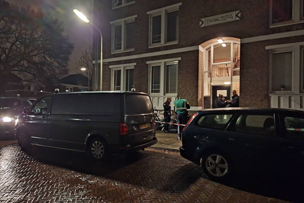 Dode en zwaargewonde aangetroffen in woning