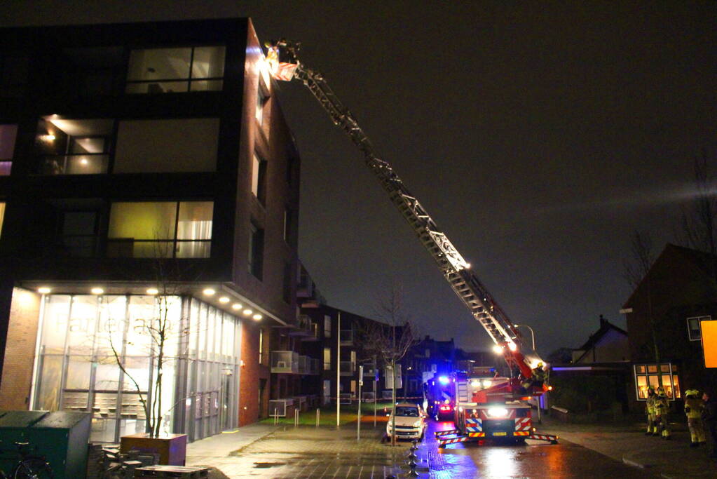 Daklijst waait los door harde wind