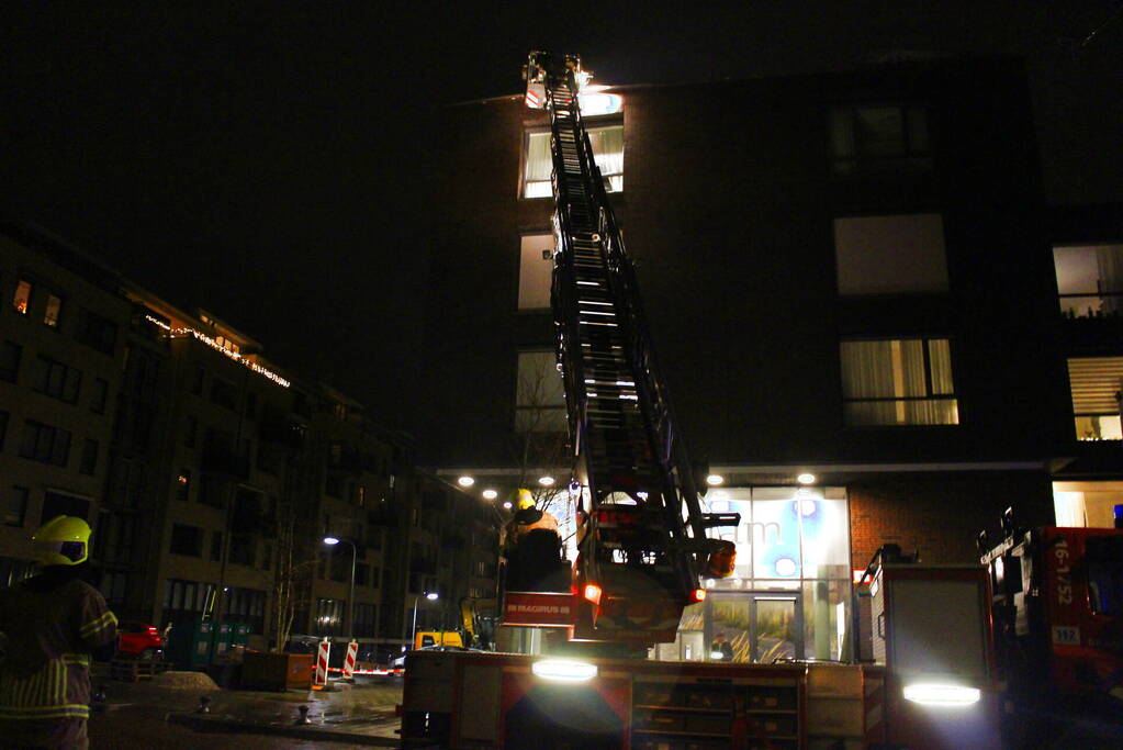 Daklijst waait los door harde wind