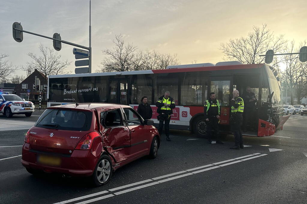Gewonde bij ongeval tussen auto en lijnbus