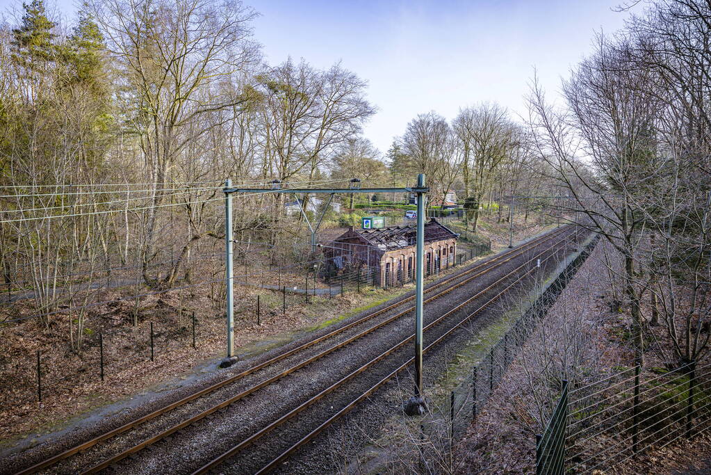 Onderzoek naar brand in monumentaal waterpompgebouw naast spoor