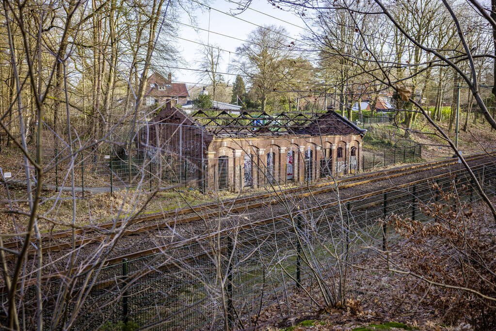 Onderzoek naar brand in monumentaal waterpompgebouw naast spoor