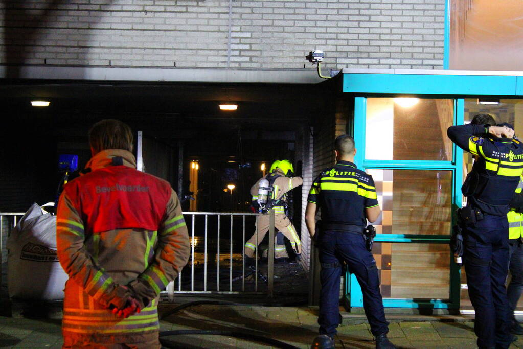 Scooter in brand onder flatgebouw