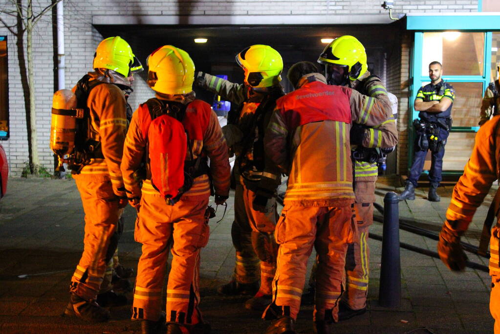 Scooter in brand onder flatgebouw