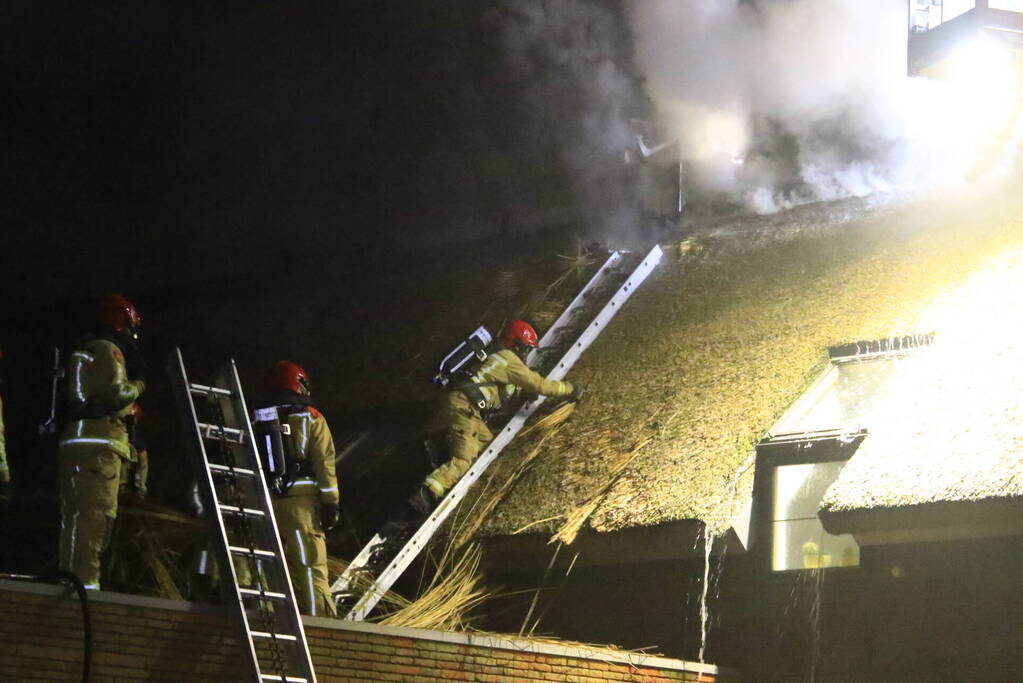 Felle uitslaande brand in woning met rietendak