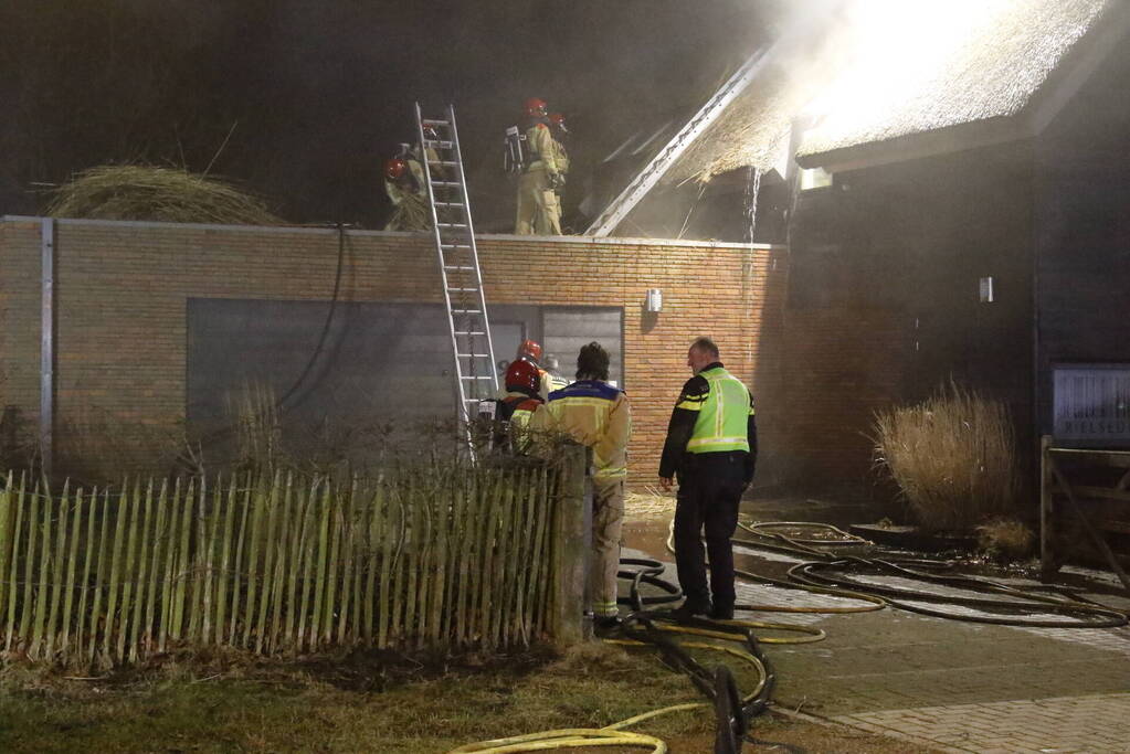 Felle uitslaande brand in woning met rietendak