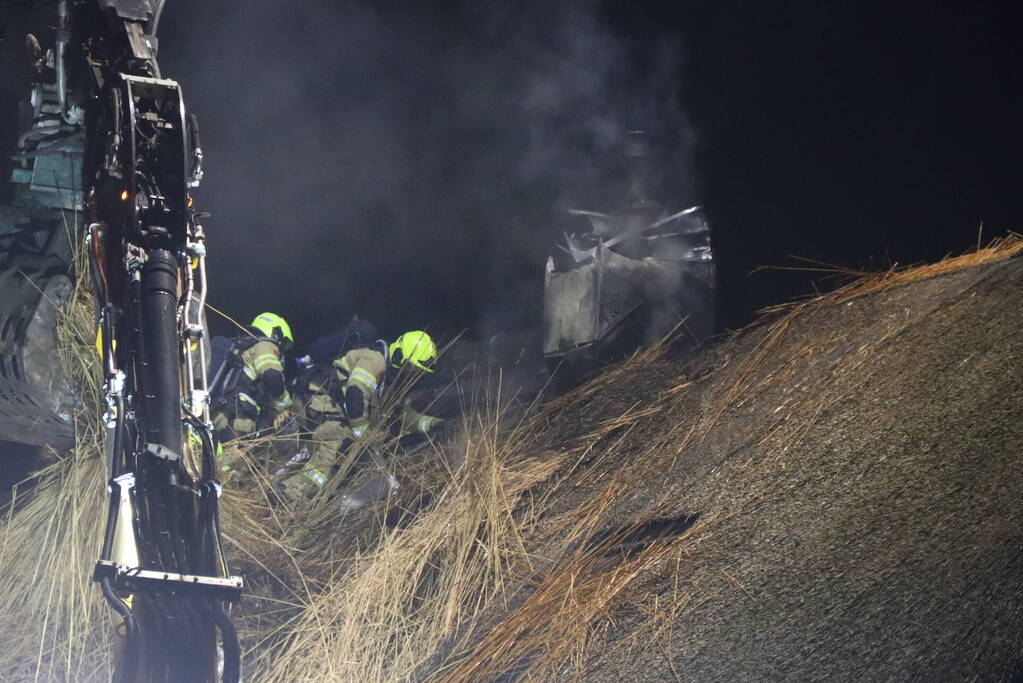 Felle uitslaande brand in woning met rietendak