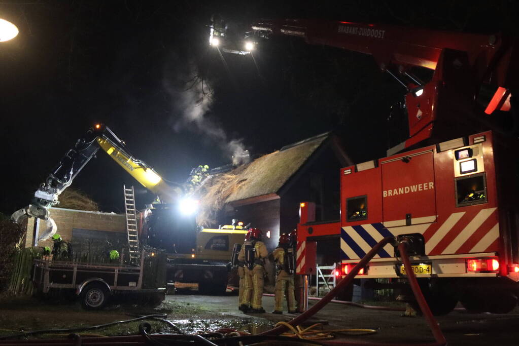 Felle uitslaande brand in woning met rietendak