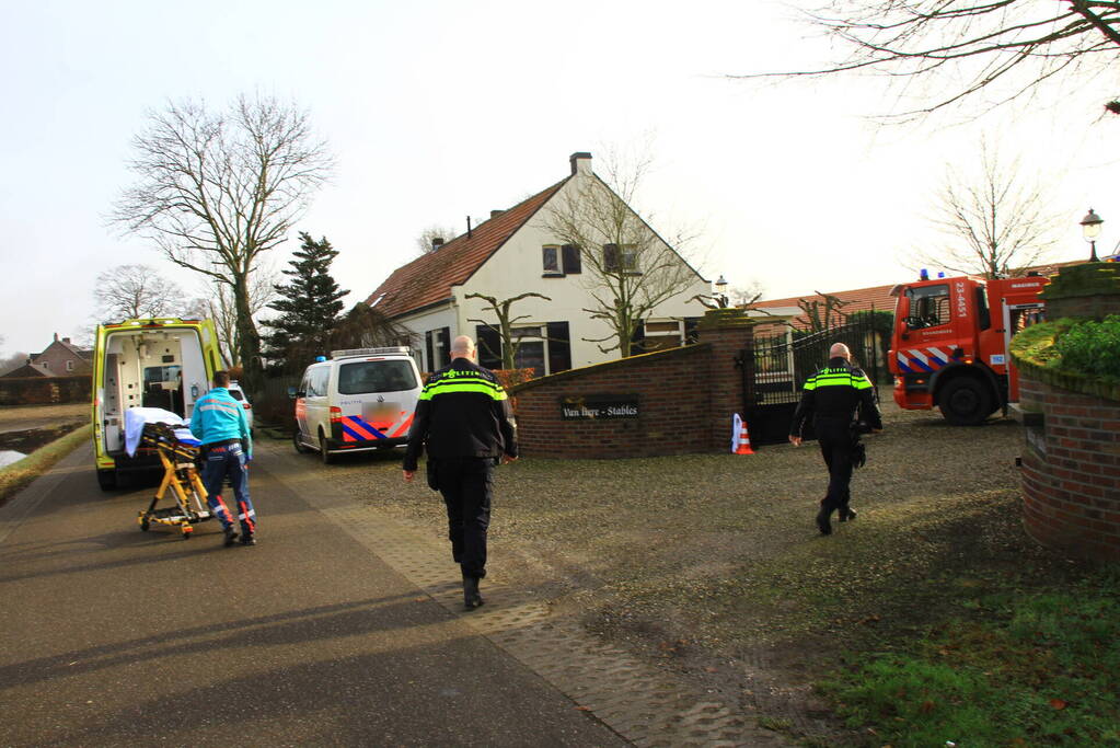 Onderzoek naar aantreffen gewonde bij manege