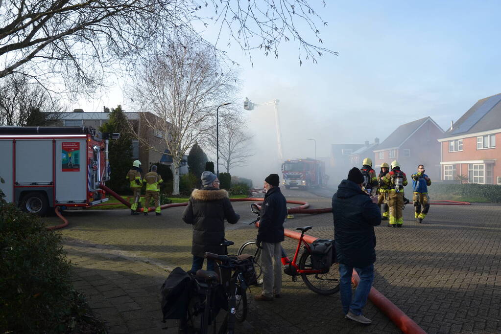 Hevige rookontwikkeling bij zeer grote brand in loods
