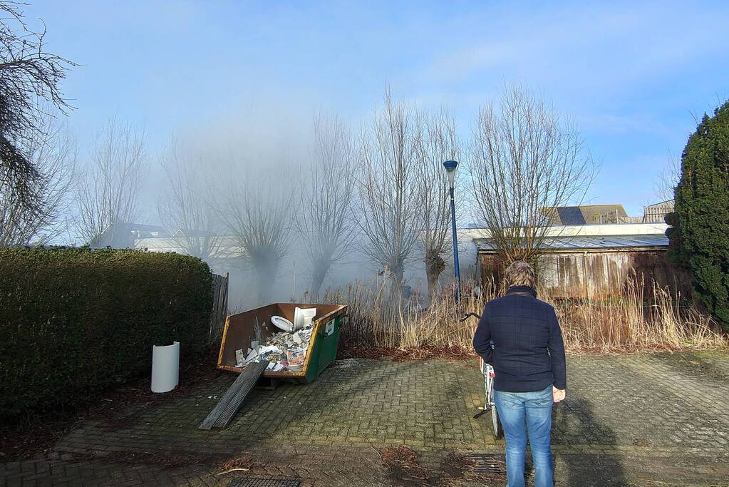Hevige rookontwikkeling bij zeer grote brand in loods
