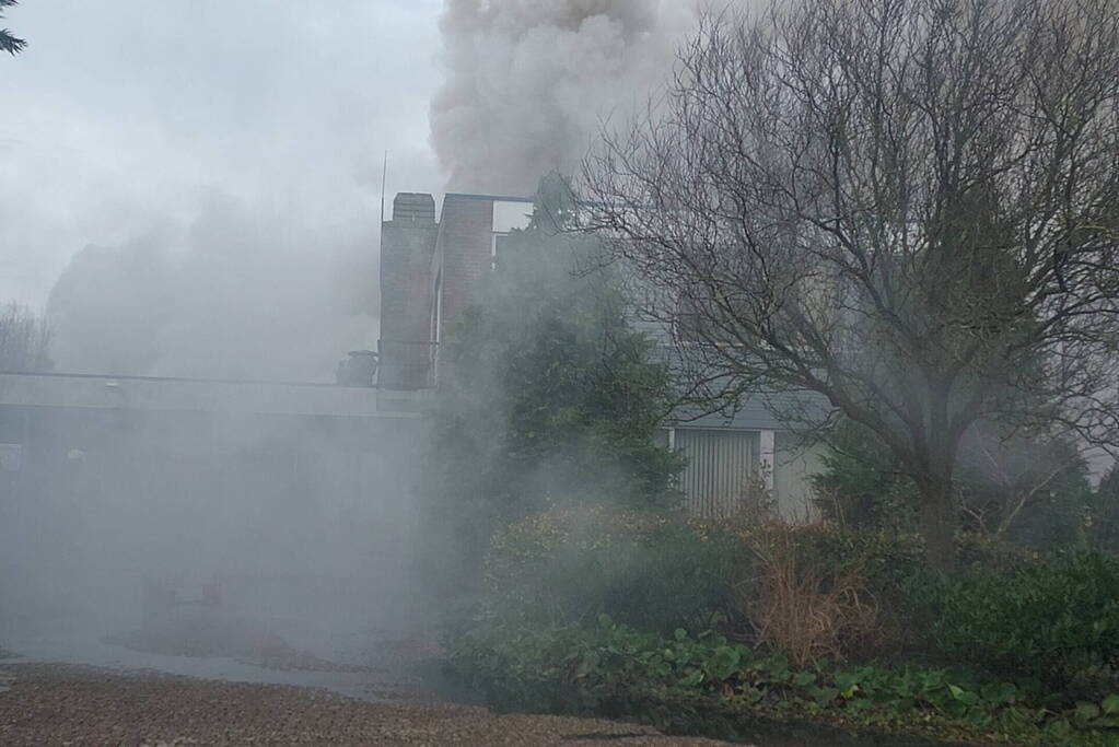 Hevige rookontwikkeling bij zeer grote brand in loods
