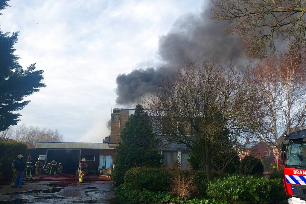 Hevige rookontwikkeling bij zeer grote brand in loods