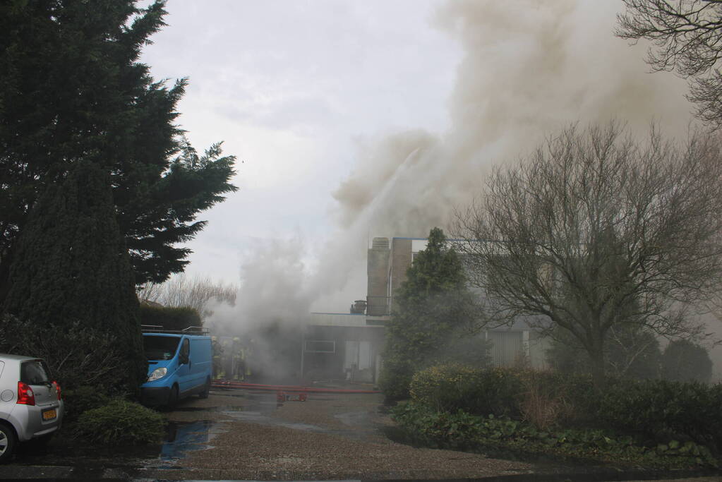 Hevige rookontwikkeling bij zeer grote brand in loods
