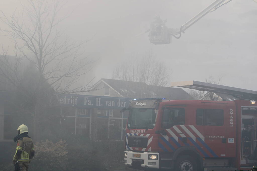 Hevige rookontwikkeling bij zeer grote brand in loods