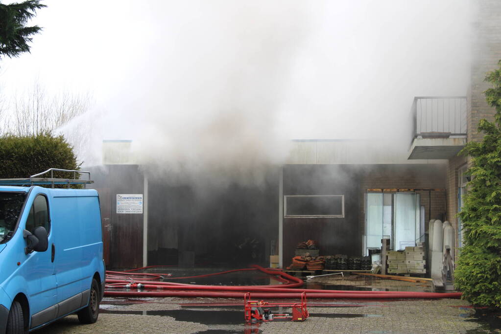 Hevige rookontwikkeling bij zeer grote brand in loods