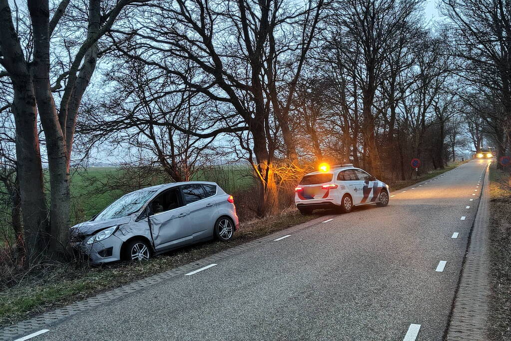 Automobilist gewond bij botsing met boom