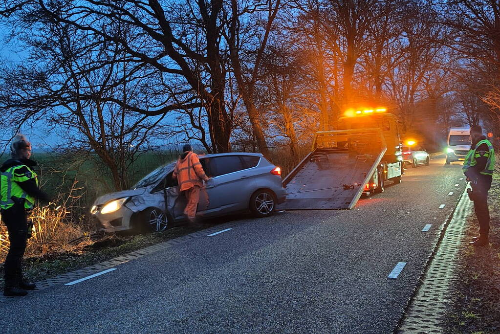 Automobilist gewond bij botsing met boom