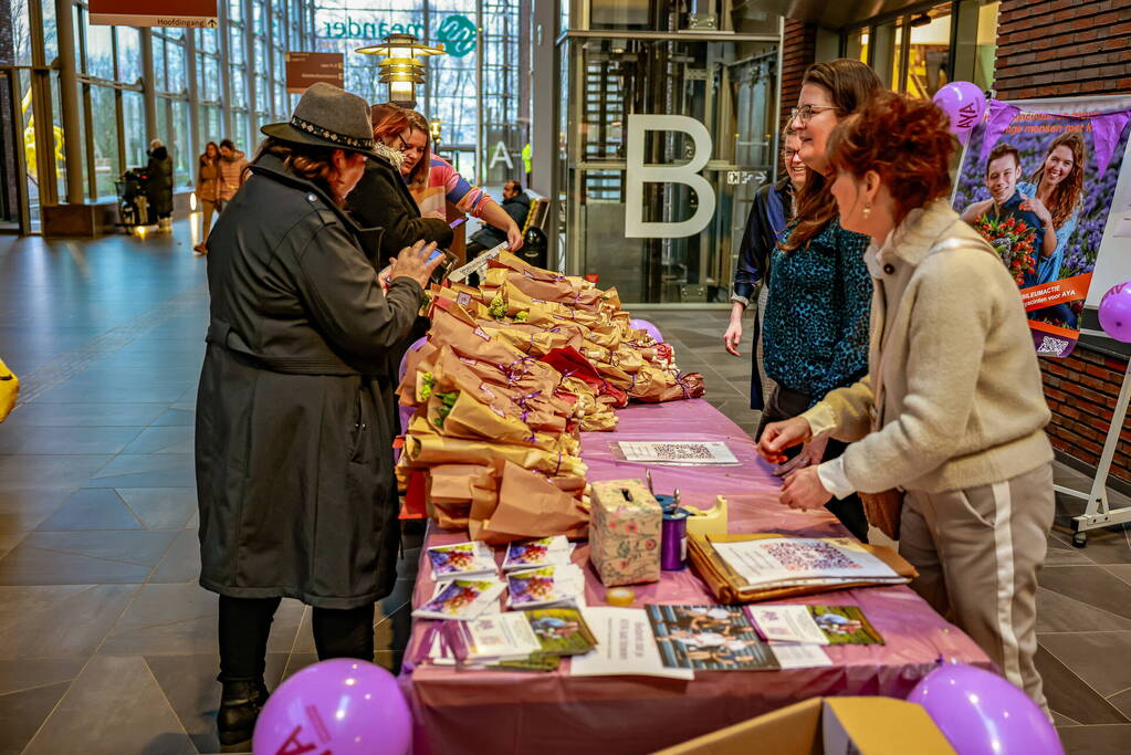 Meander MC steunt actie AYA Foundation met hyacinten-verkoop