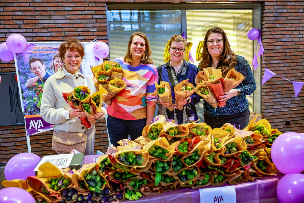 Meander MC steunt actie AYA Foundation met hyacinten-verkoop