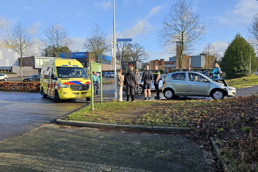 Flinke schade bij ongeval met twee personenauto's