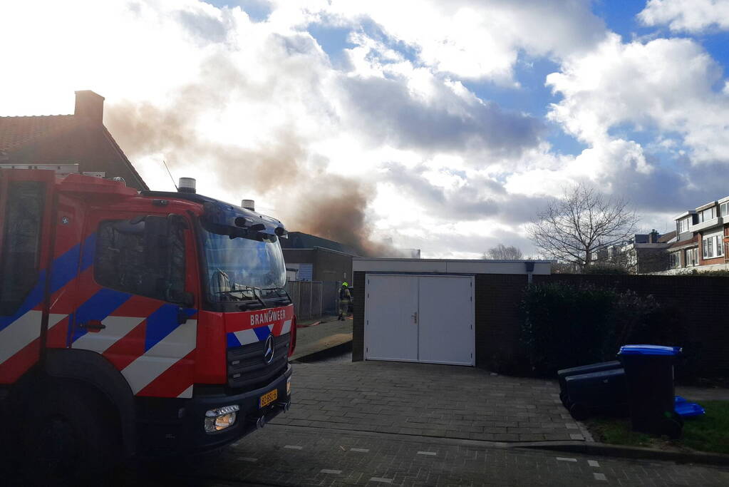 Enorme rookontwikkeling bij grote brand in industriepand