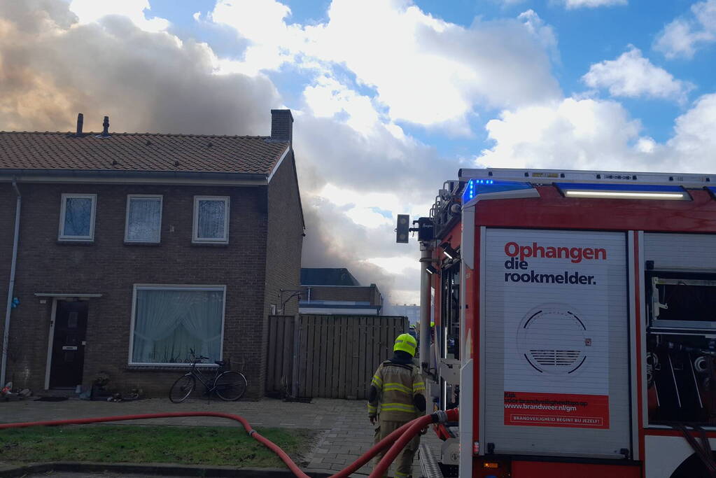 Enorme rookontwikkeling bij grote brand in industriepand