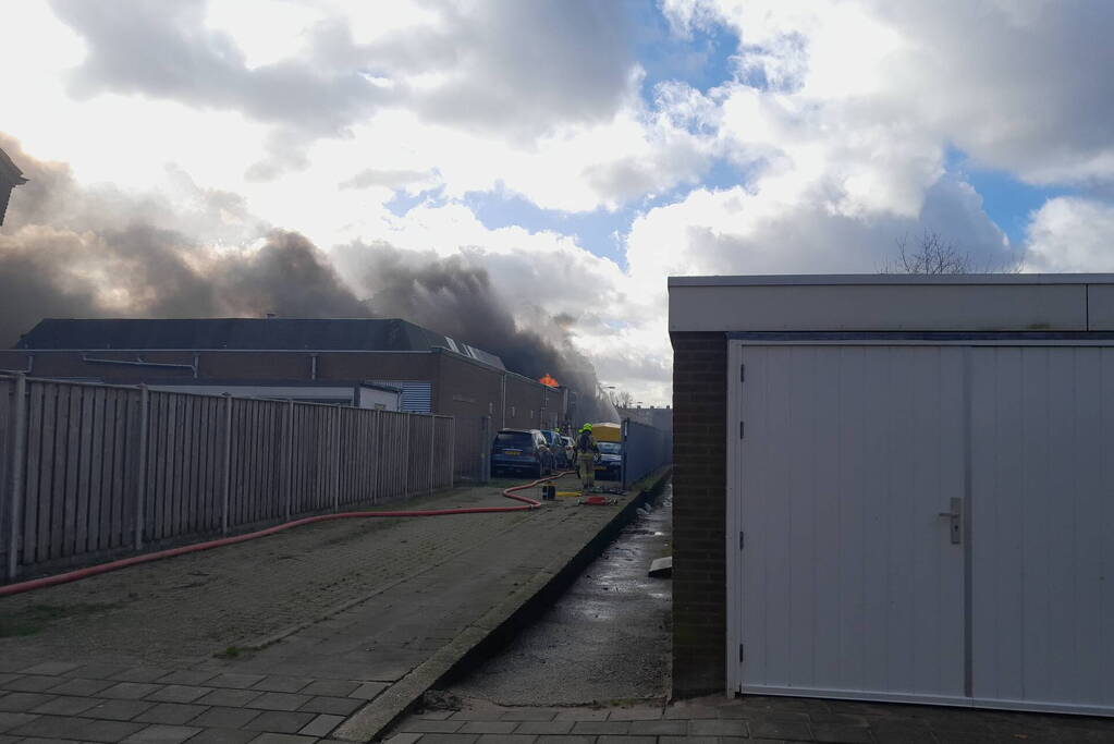 Enorme rookontwikkeling bij grote brand in industriepand