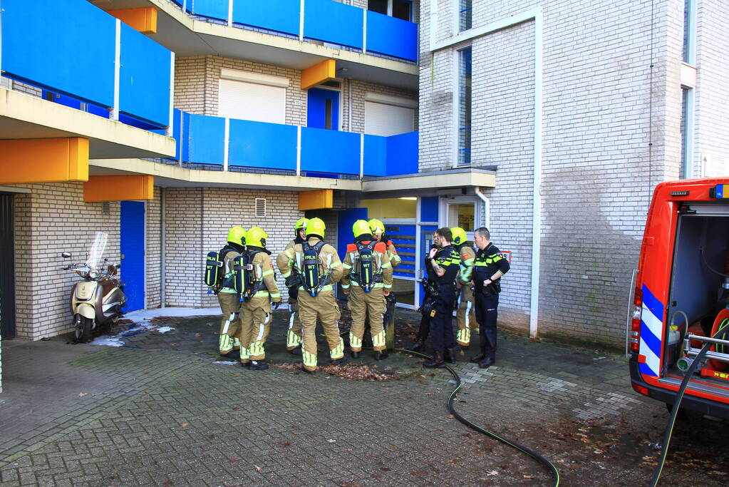 Rookontwikkeling bij brand in berging onder flat