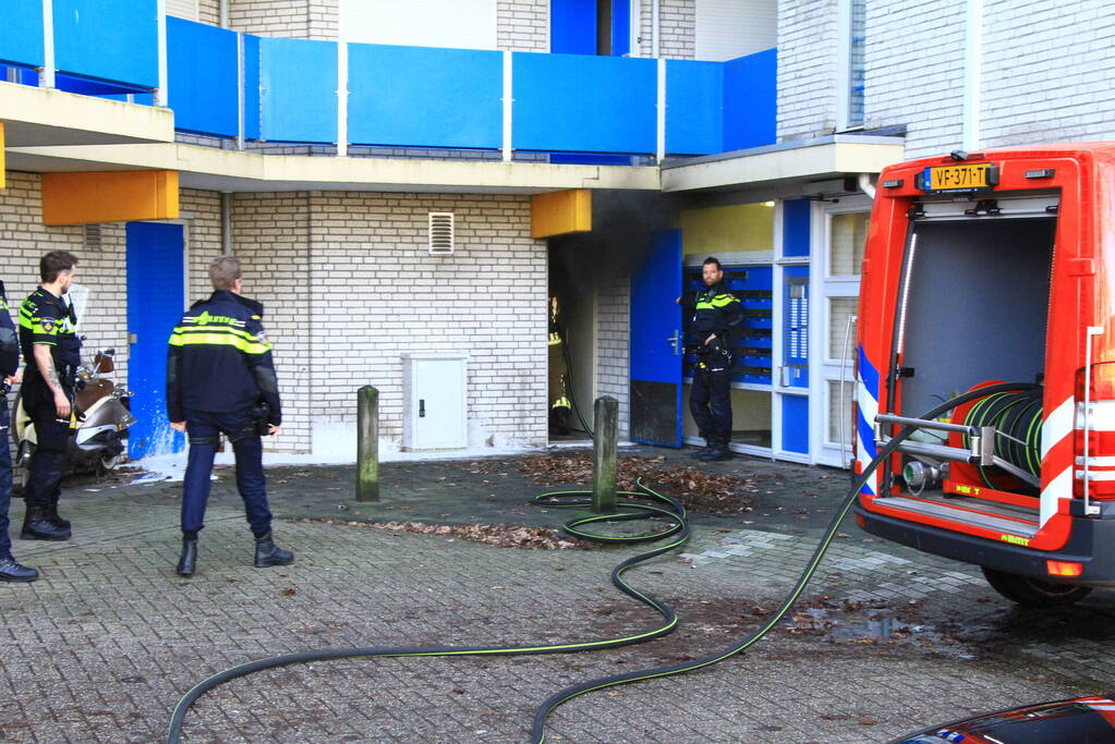 Rookontwikkeling bij brand in berging onder flat