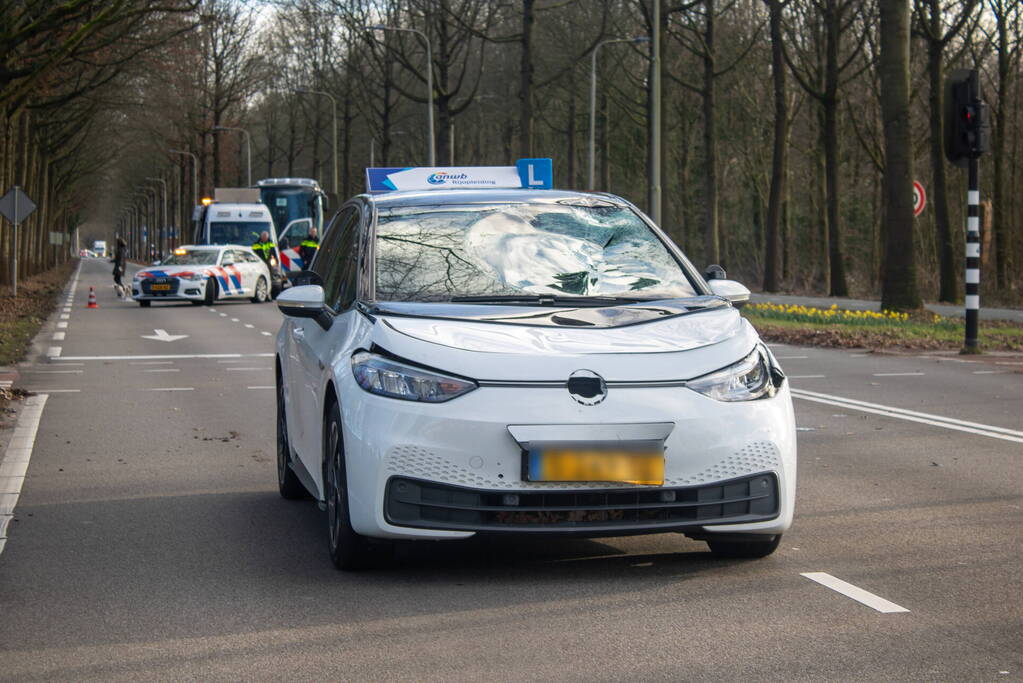 Fietser ernstig gewond bij botsing met lesauto