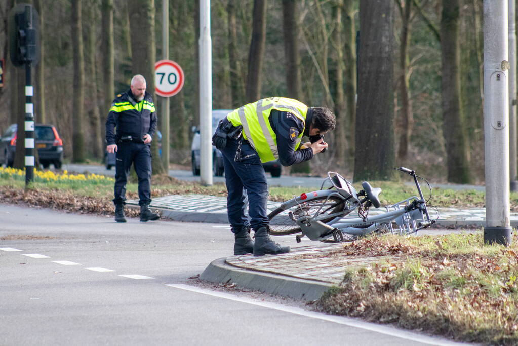 Fietser ernstig gewond bij botsing met lesauto
