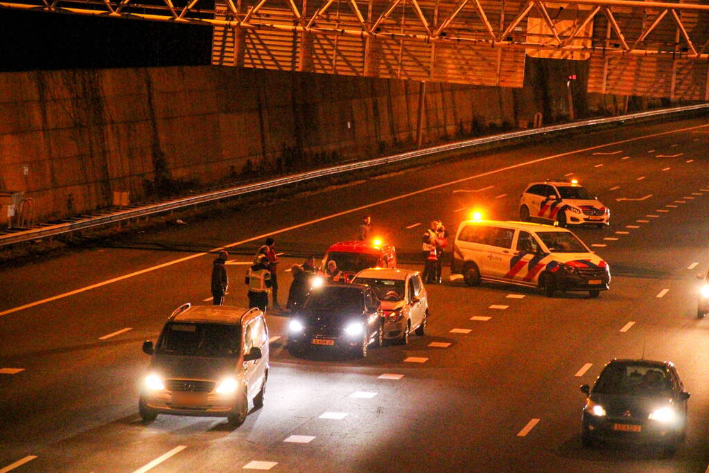 File door kop-staartbotsing op snelweg